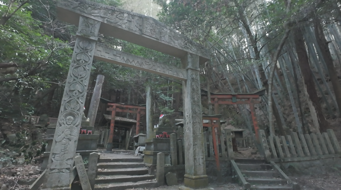 大岩神社の山道